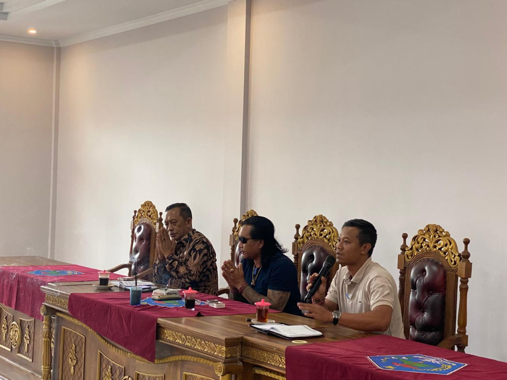 Rapat Koordinasi Bersama Seluruh Perangkat Staf, TKL dan Tenaga Pengolah Sampah Desa Petang